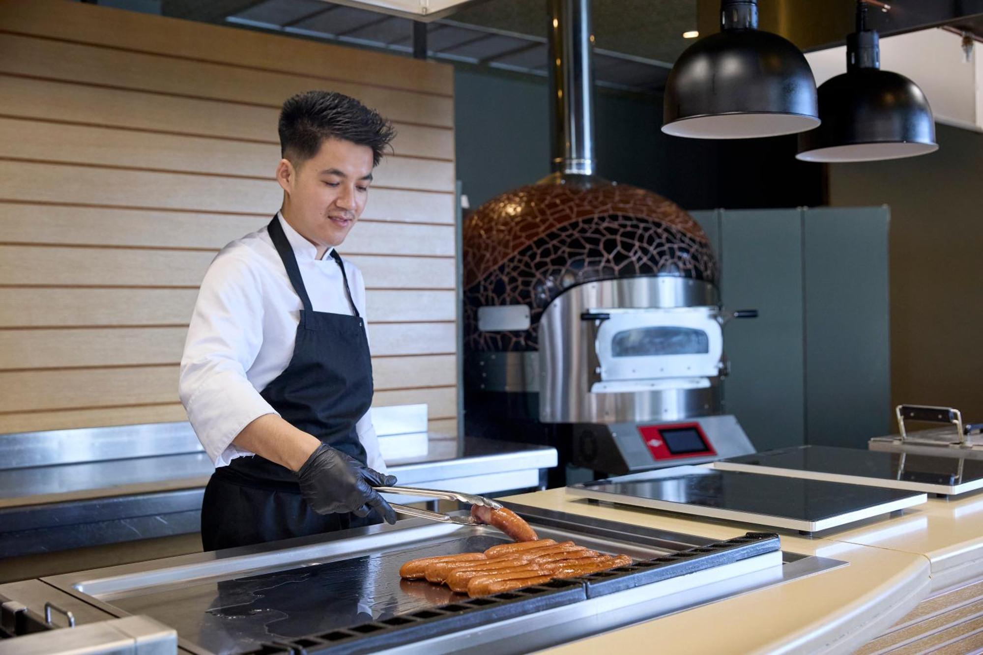 Dolce By Wyndham Athens Attica Riviera Hotel Vravrona Exterior photo A chef preparing food